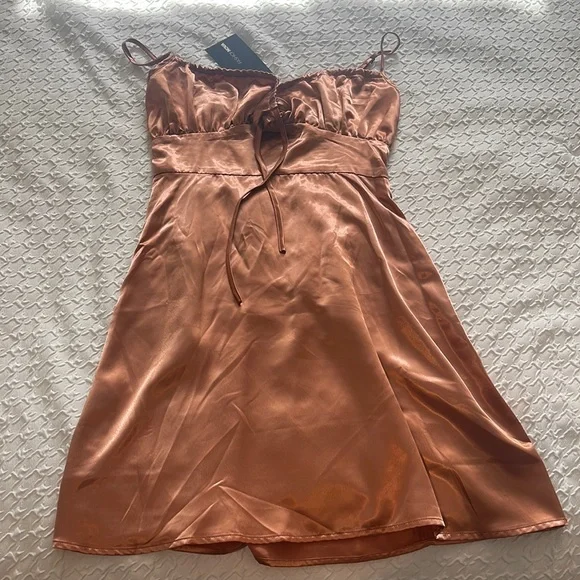 Fashion nova satin dress - Picture 4 of 5